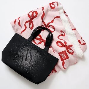 NWT VICTORIA'S SECRET Bow Print Cozy Blanket